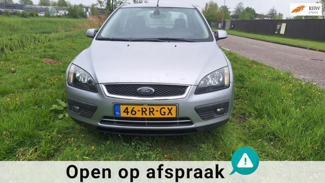 Grijs Gebruikt 2005 Ford Focus Futura Sedan | € 1.750 (Eerlijke prijs) - Afbeelding 1/4