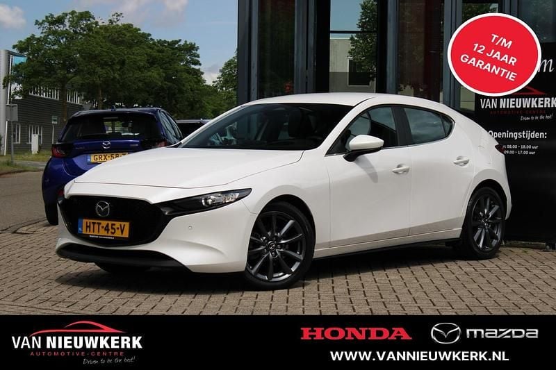 Snowflake white pearl (wit parelmoer) Occasion 2025 Mazda 3 Center-Line Hatchback | € 29.900 (Super prijs) - Afbeelding 1/4