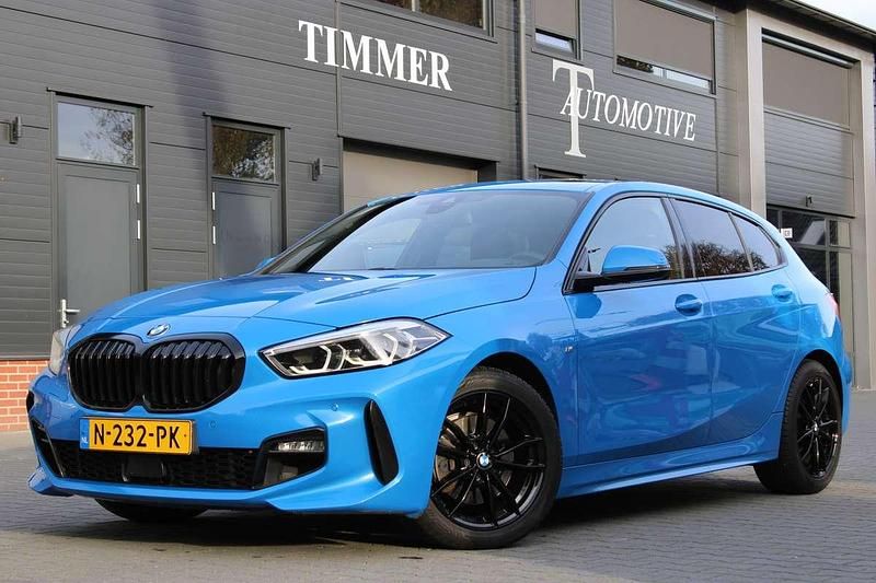 Blauw (metallic) Gebruikt 2020 BMW 118 Executive Hatchback | € 21.950 (Eerlijke prijs) - Afbeelding 1/4