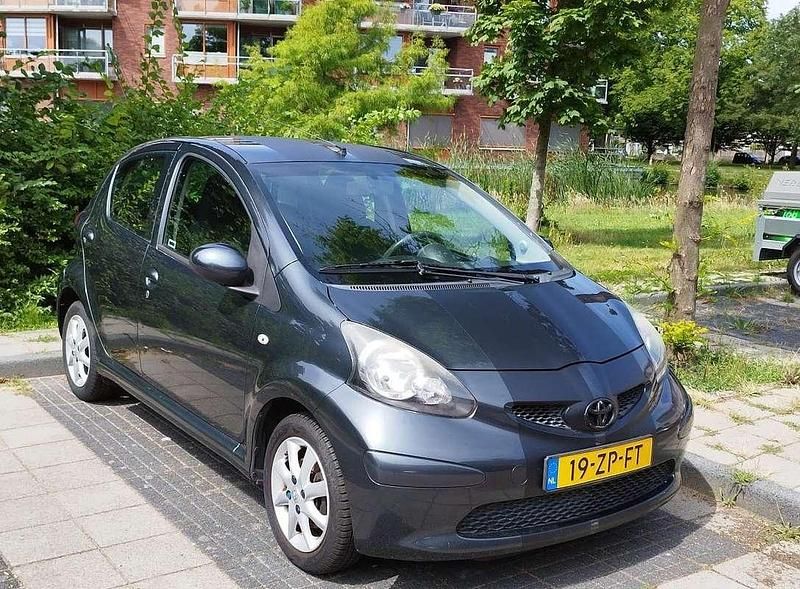 Grijs Occasion 2008 Toyota Aygo Hatchback | € 800 (Super prijs) - Afbeelding 1/4