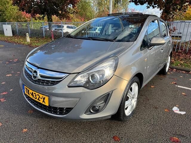 Grijs Gebruikt 2013 Opel Corsa Cosmo Hatchback | € 7.400 (Eerlijke prijs) - Afbeelding 1/4