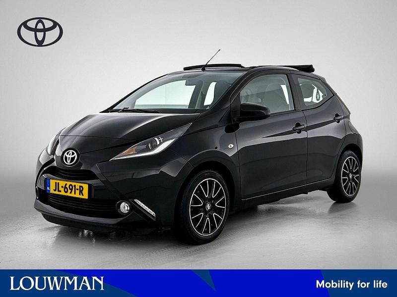 Occasion Toyota Aygo X-wave 69 PK (50 kW) 2016 Zwart metallic Hatchback