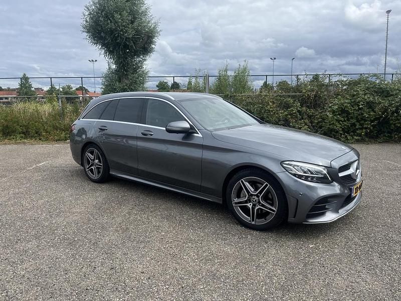 Grijs Gebruikt 2018 Mercedes C180 AMG Stationwagen | € 19.950 (Eerlijke prijs) - Afbeelding 1/4