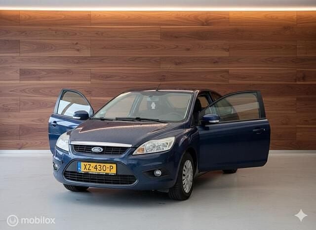 Blauw Occasion 2010 Ford Focus Trend Hatchback | € 2.170 (Eerlijke prijs) - Afbeelding 1/4
