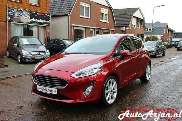 Rood Gebruikt 2018 Ford Fiesta Titanium Hatchback | € 10.800 (Goede deal) - Afbeelding 1/4