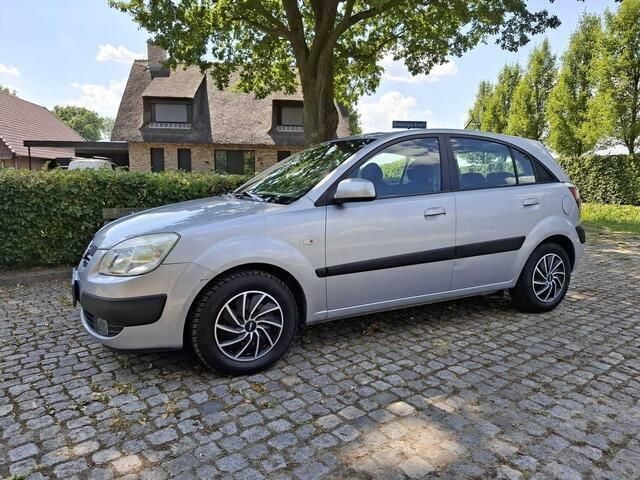 Grijs Gebruikt 2006 Kia Rio Hatchback | € 3.950 (Eerlijke prijs) - Afbeelding 1/4