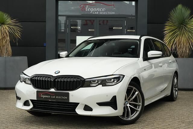 Wit Gebruikt 2020 BMW 318 Executive Stationwagen | € 24.950 (Super prijs) - Afbeelding 1/4