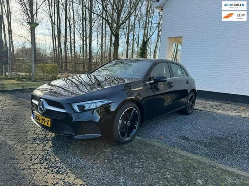 Zwart Occasion 2019 Mercedes A180 Premium Hatchback | € 20.450 (Super prijs) - Afbeelding 1/4