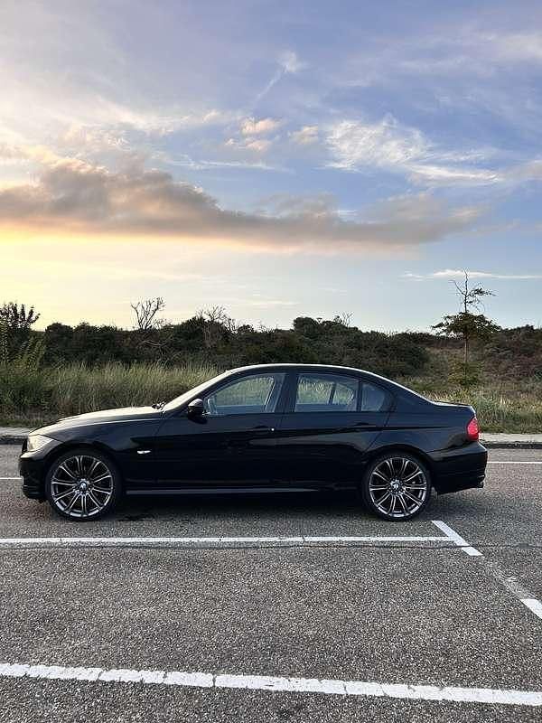 Zwart Gebruikt 2009 BMW 318 Sedan | € 6.500 (Eerlijke prijs) - Afbeelding 1/4