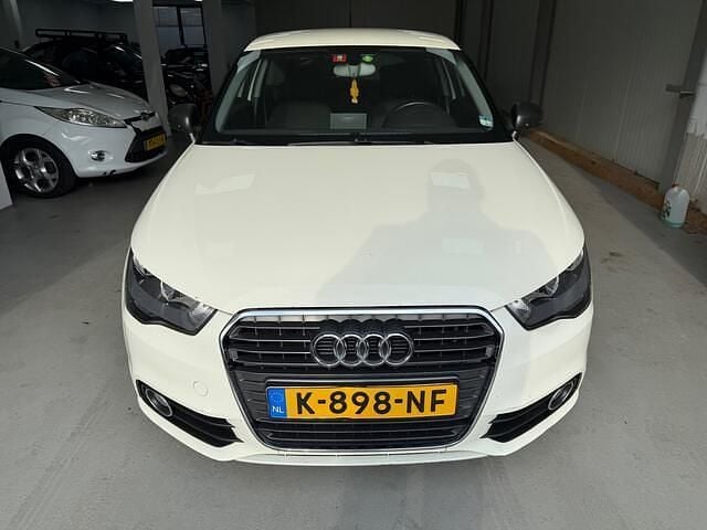 Wit (metallic) Gebruikt 2012 Audi A1 Attraction Hatchback | € 4.749 (Super prijs) - Afbeelding 1/3