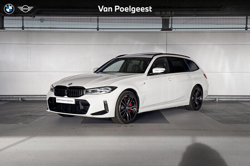 Alpinweiss Gebruikt 2024 BMW 320e Comfort Edition Stationwagen | € 46.900 (Eerlijke prijs) - Afbeelding 1/4
