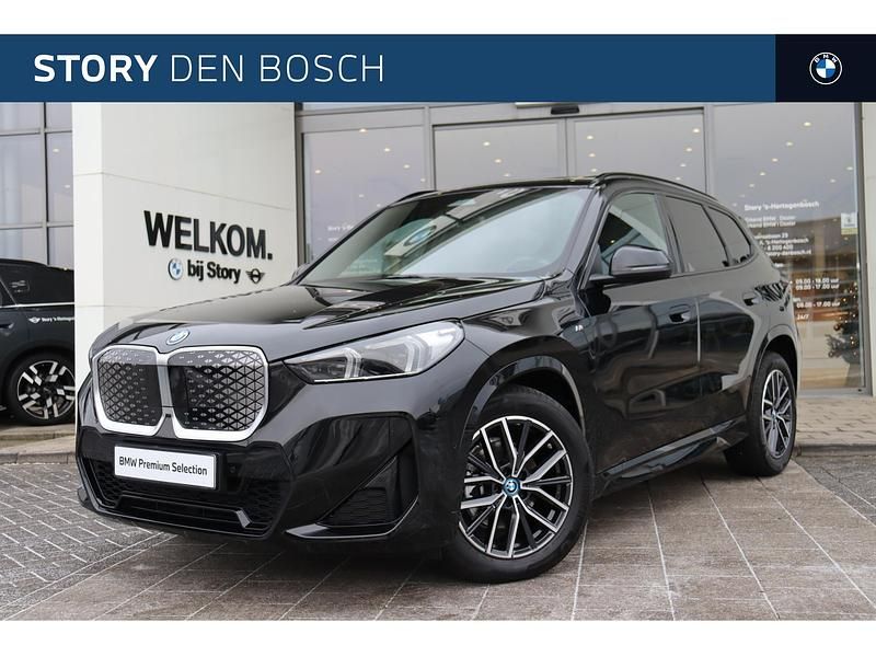 Zwart Gebruikt 2024 BMW iX1 M Sport SUV | € 42.950 (Eerlijke prijs) - Afbeelding 1/4