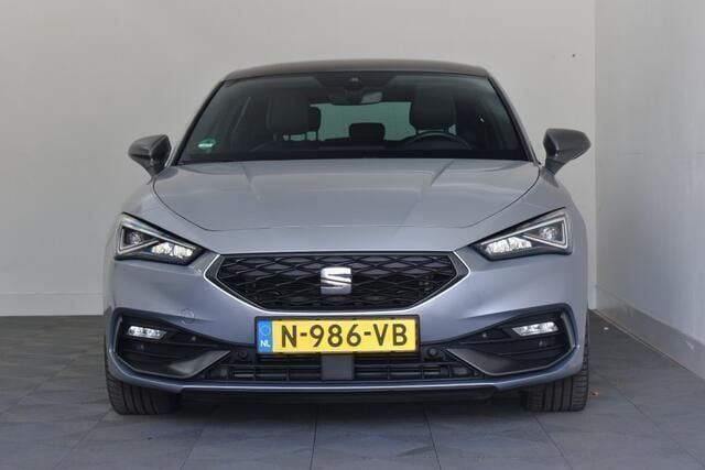 Grijs Gebruikt 2022 Seat Leon Business Hatchback | € 23.950 (Iets duurder) - Afbeelding 1/2