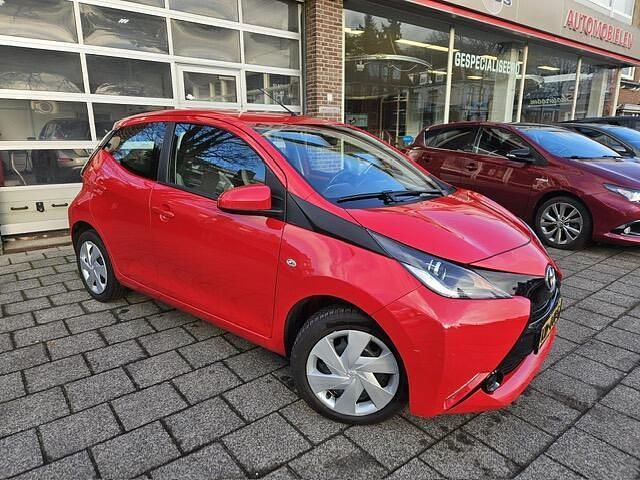 Occasion Toyota Aygo X-play 69 PK (50 kW) 2016 Rood Hatchback