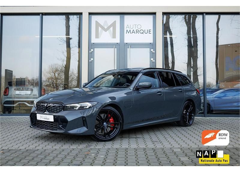 Grijs Occasion 2023 BMW 320e M Sport Stationwagen | € 31.900 (Iets duurder) - Afbeelding 1/4