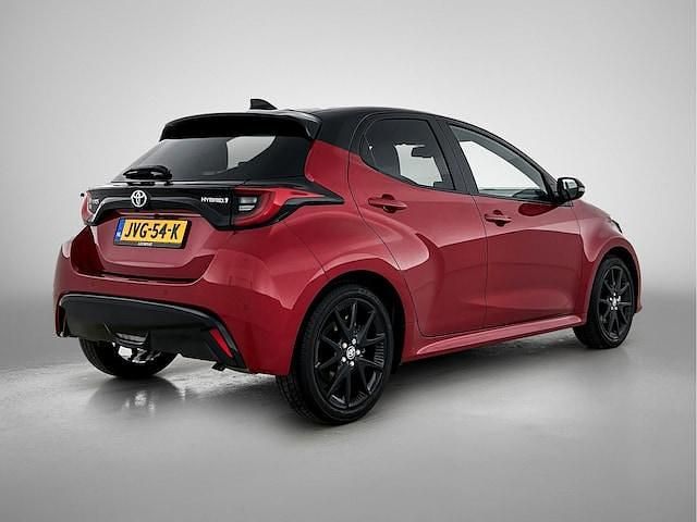 Occasion Toyota Yaris Hybrid Executive 116 PK (85 kW) 2023 Rood Hatchback