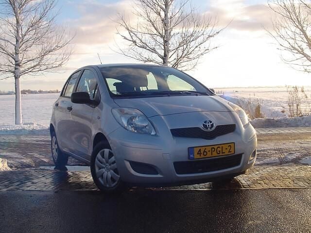 Occasion Toyota Yaris 69 PK (50 kW) 2011 Grijs Hatchback
