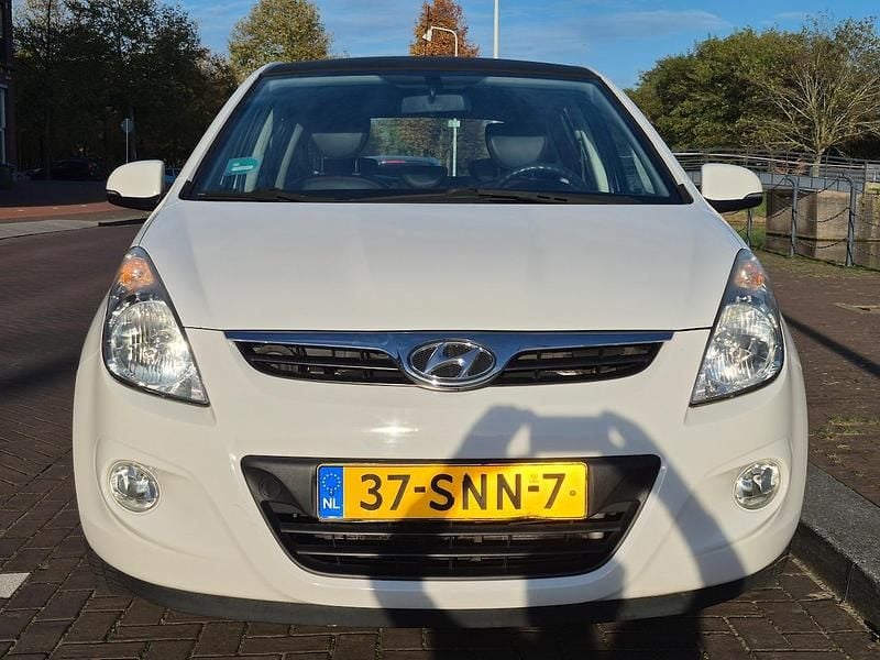 Wit Gebruikt 2012 Hyundai i20 Hatchback | € 5.500 (Eerlijke prijs) - Afbeelding 1/4