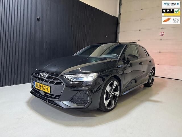 Zwart Gebruikt 2024 Audi A3 Sportback S-Line Hatchback | € 39.750 (Duur) - Afbeelding 1/4