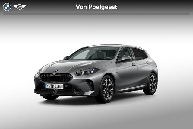 Skyscraper grey metallic (c4w) (grijs metallic) Nieuw 2025 BMW 120 M Sport Hatchback | € 52.049 (Goede deal) - Afbeelding 1/4