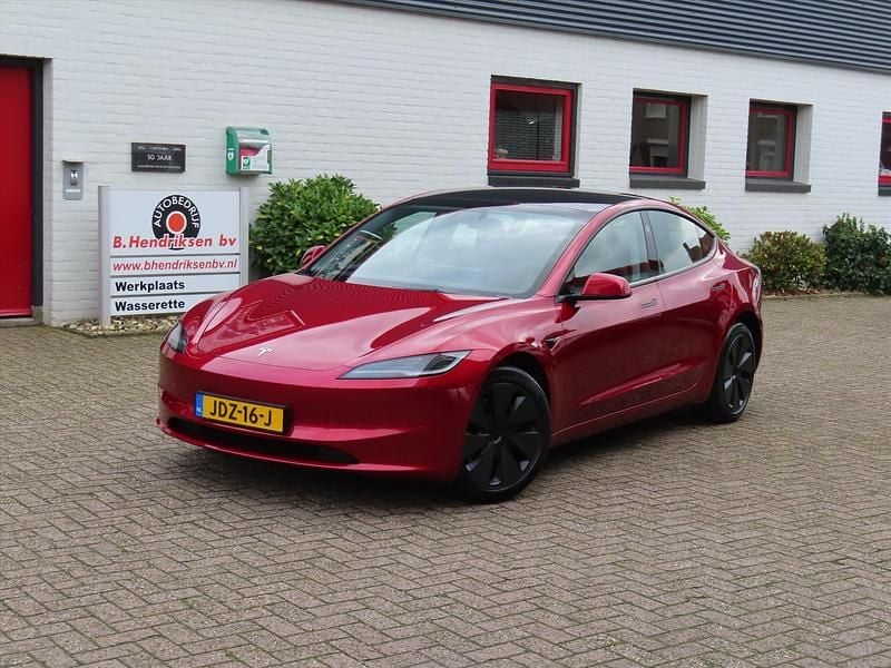 Rood Gebruikt 2025 Tesla Model 3 RWD Sedan | € 40.950 (Iets duurder) - Afbeelding 1/4