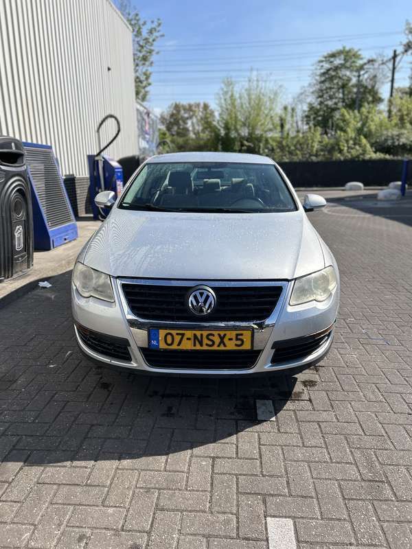 Grijs Gebruikt 2006 VW Passat Trendline Sedan | € 4.000 (Eerlijke prijs) - Afbeelding 1/4