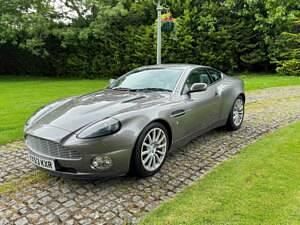 Zilver Gebruikt 2003 Aston Martin Vanquish Coupé | € 57.223 - Afbeelding 1/4