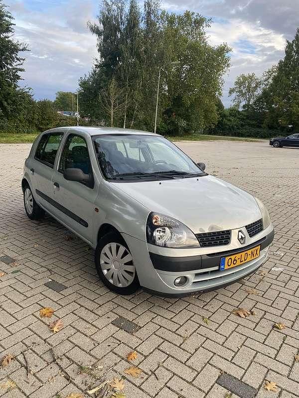 Grijs Gebruikt 2002 Renault Clio II Dynamique Hatchback | € 700 (Goede deal) - Afbeelding 1/4