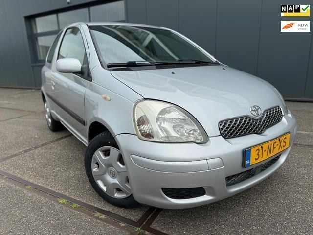 Grijs Gebruikt 2003 Toyota Yaris Sol Hatchback | € 1.999 (Eerlijke prijs) - Afbeelding 1/4