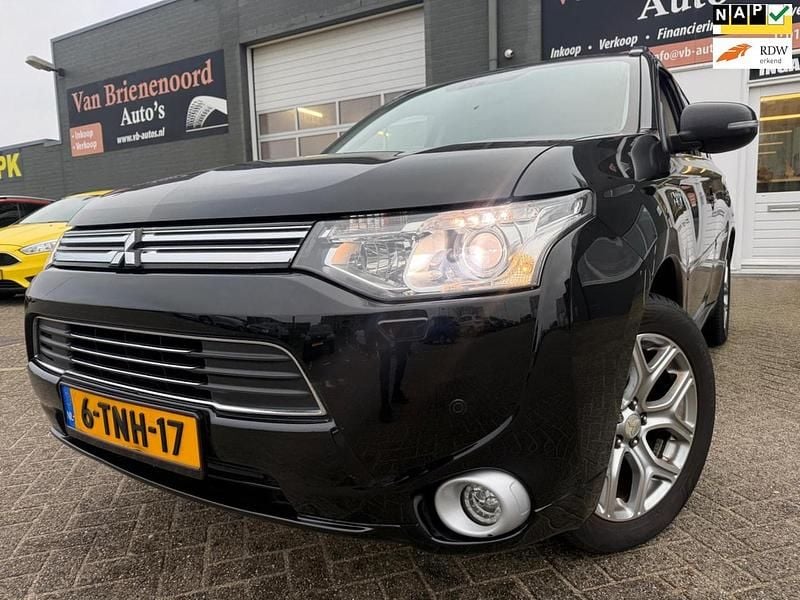 Zwart Gebruikt 2014 Mitsubishi Outlander P-HEV Instyle SUV | € 6.899 (Super prijs) - Afbeelding 1/4