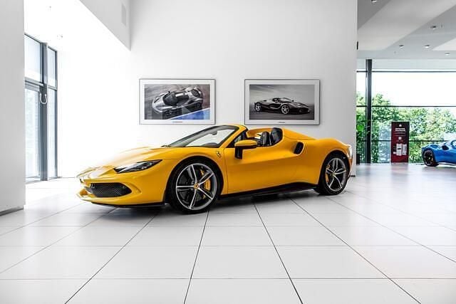 Occasion Ferrari 296 186 PK (136 kW) 2024 Geel (parellak) Cabriolet