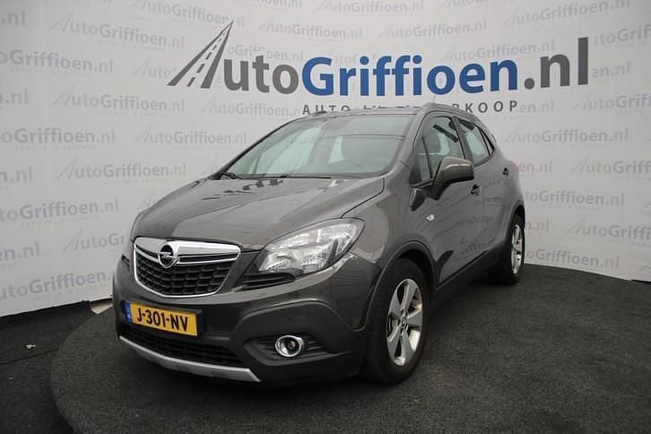 Grijs (metallic) Gebruikt 2014 Opel Mokka Cosmo SUV | € 7.990 (Goede deal) - Afbeelding 1/4