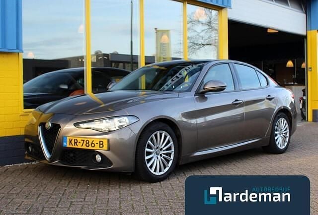 Grijs Gebruikt 2016 Alfa Romeo Giulia Business Sedan | € 9.990 (Iets duurder) - Afbeelding 1/4