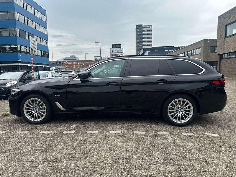 Zwart Gebruikt 2021 BMW 530e Stationwagen | € 39.900 (Eerlijke prijs) - Afbeelding 1/4