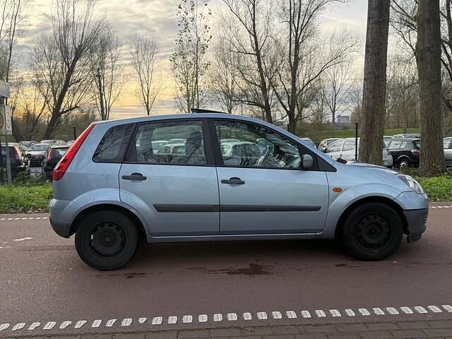 Blauw (metallic) Gebruikt 2006 Ford Fiesta Style Hatchback | € 749 (Goede deal) - Afbeelding 1/4