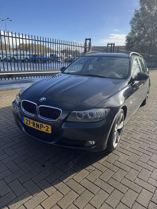 Zwart Gebruikt 2010 BMW 318 Executive Stationwagen | € 5.500 (Super prijs) - Afbeelding 1/4