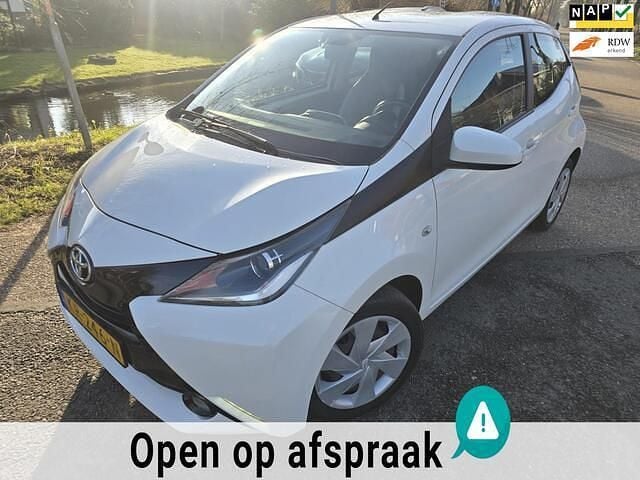Wit Occasion 2016 Toyota Aygo X-play Hatchback | € 5.750 (Eerlijke prijs) - Afbeelding 1/4