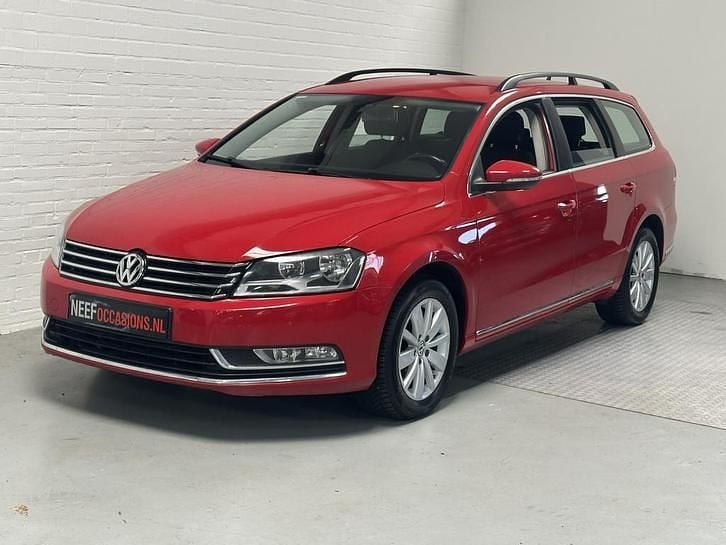 Rood Occasion 2013 VW Passat Highline Stationwagen | € 8.499 (Super prijs) - Afbeelding 1/4