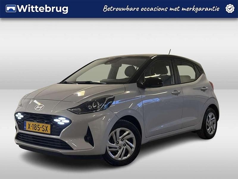 Grijs Occasion 2024 Hyundai i10 Premium Hatchback | € 15.425 (Eerlijke prijs) - Afbeelding 1/3