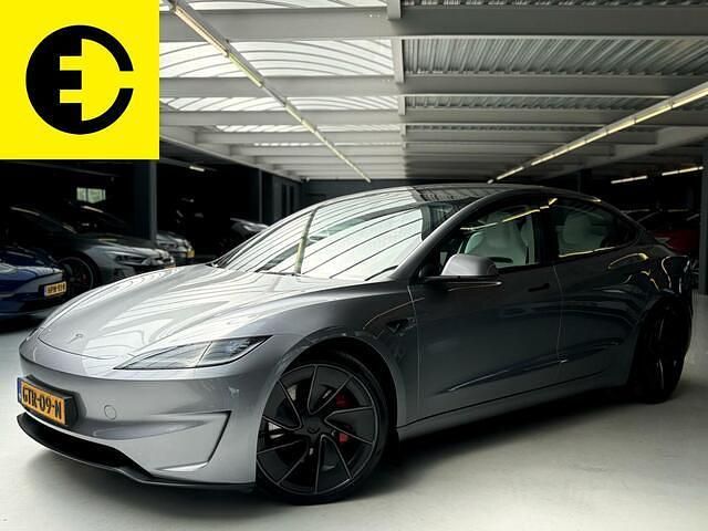 Grijs, metallic lak Gebruikt 2024 Tesla Model 3 Performance Sedan | € 52.950 - Afbeelding 1/4