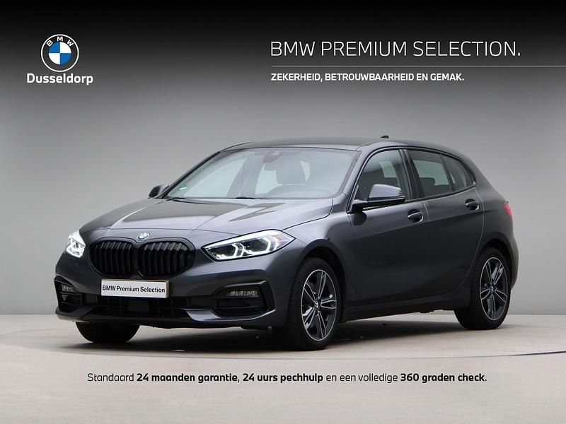Mineralgrau metallic (grijs metallic) Gebruikt 2021 BMW 118 Shadowline Hatchback | € 24.900 (Eerlijke prijs) - Afbeelding 1/4