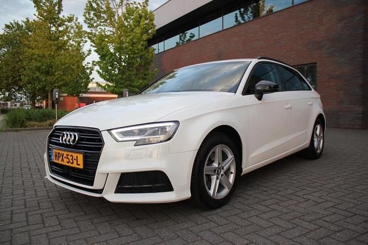 Wit Gebruikt 2019 Audi A3 Sport Hatchback | € 18.999 (Goede deal) - Afbeelding 1/4
