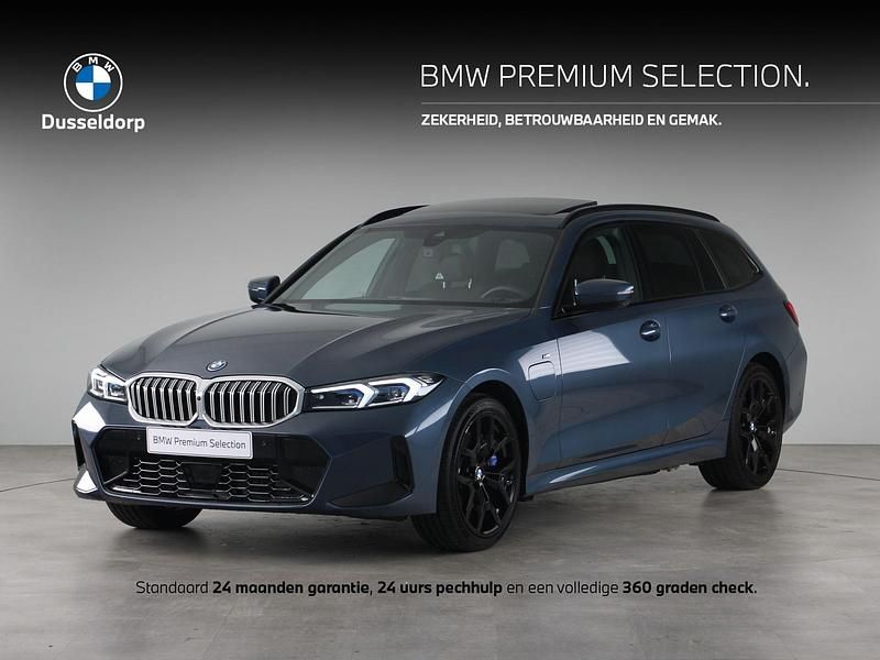 Blauw Occasion 2025 BMW 330e M Sport Stationwagen | € 49.850 (Super prijs) - Afbeelding 1/4