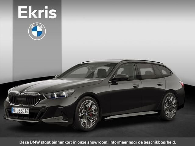 Grijs Gebruikt 2025 BMW 520 M Sport Stationwagen | € 63.900 - Afbeelding 1/4