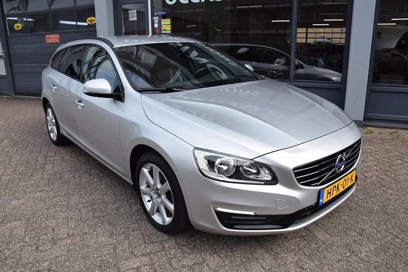 Grijs Gebruikt 2017 Volvo V60 Kinetic Stationwagen | € 17.950 (Iets duurder) - Afbeelding 1/4