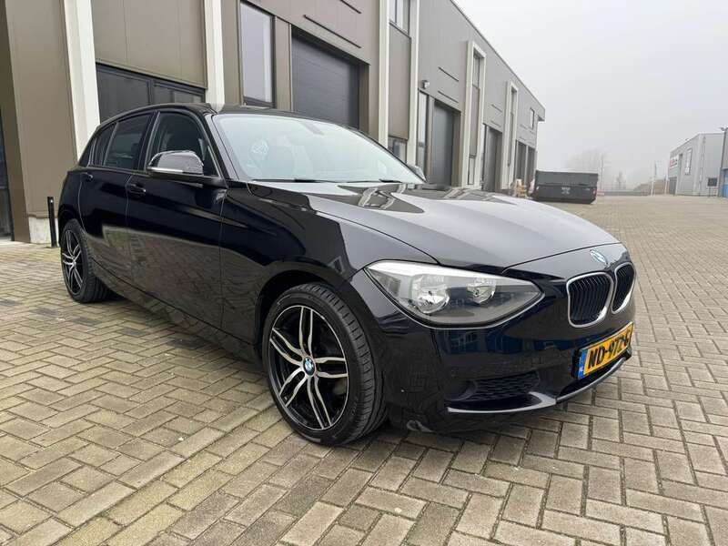 Zwart Gebruikt 2012 BMW 118 Hatchback | € 7.450 (Goede deal) - Afbeelding 1/4