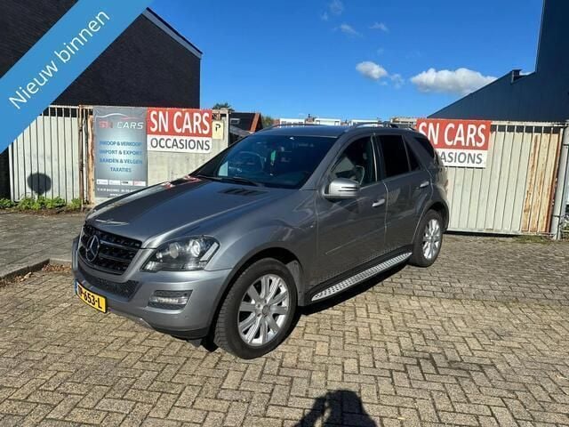 Grijs Gebruikt 2011 Mercedes 300 Edition SUV | € 12.749 - Afbeelding 1/4