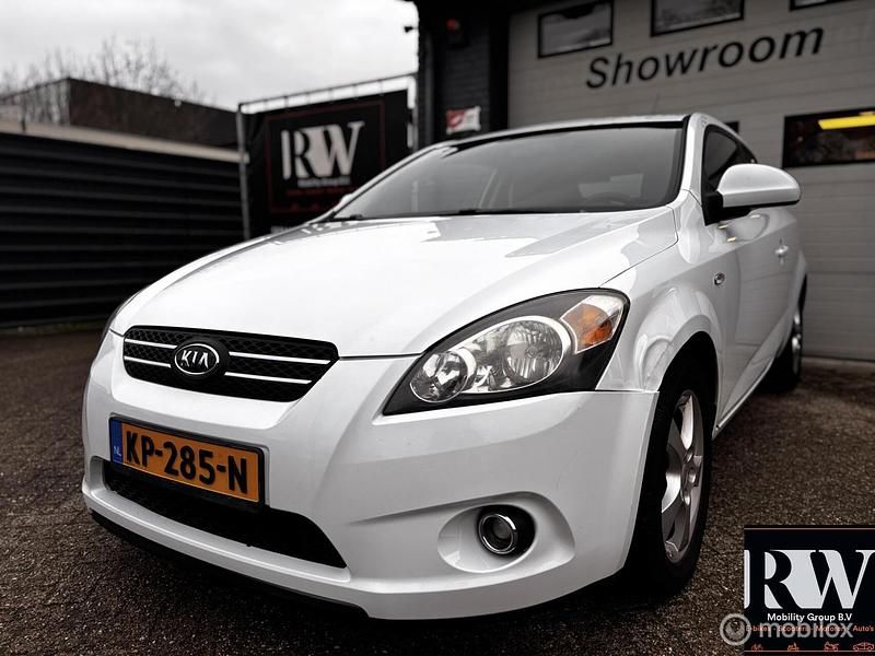 Wit Gebruikt 2009 Kia ProCeed Hatchback | € 2.995 (Goede deal) - Afbeelding 1/4