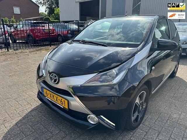 Zwart Gebruikt 2014 Toyota Aygo X-clusiv Hatchback | € 6.850 (Eerlijke prijs) - Afbeelding 1/4