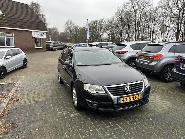Zwart (metallic) Gebruikt 2010 VW Passat Comfortline Stationwagen | € 1.250 (Super prijs) - Afbeelding 1/4